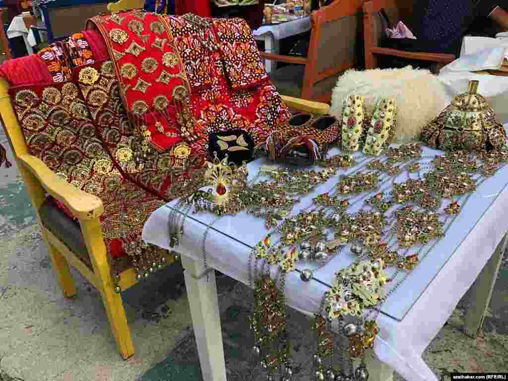 Türkiýe. Stambul, türkmen milli lybaslary. Iýul, 2021.