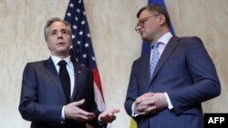 Secretarul de stat american Antony Blinken (stânga) și ministrul de Externe al Ucrainei, Dmitro Kuleba, în prima zi a Conferinței pentru redresarea Ucrainei, Londra, Regatul Unit, 20 iunie 2023.