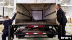 پلیس کانادا کامیونی را که از آن برای سرقت ۴۰۰ کیلو شمش طلا استفاده شد، نشان می‌دهد