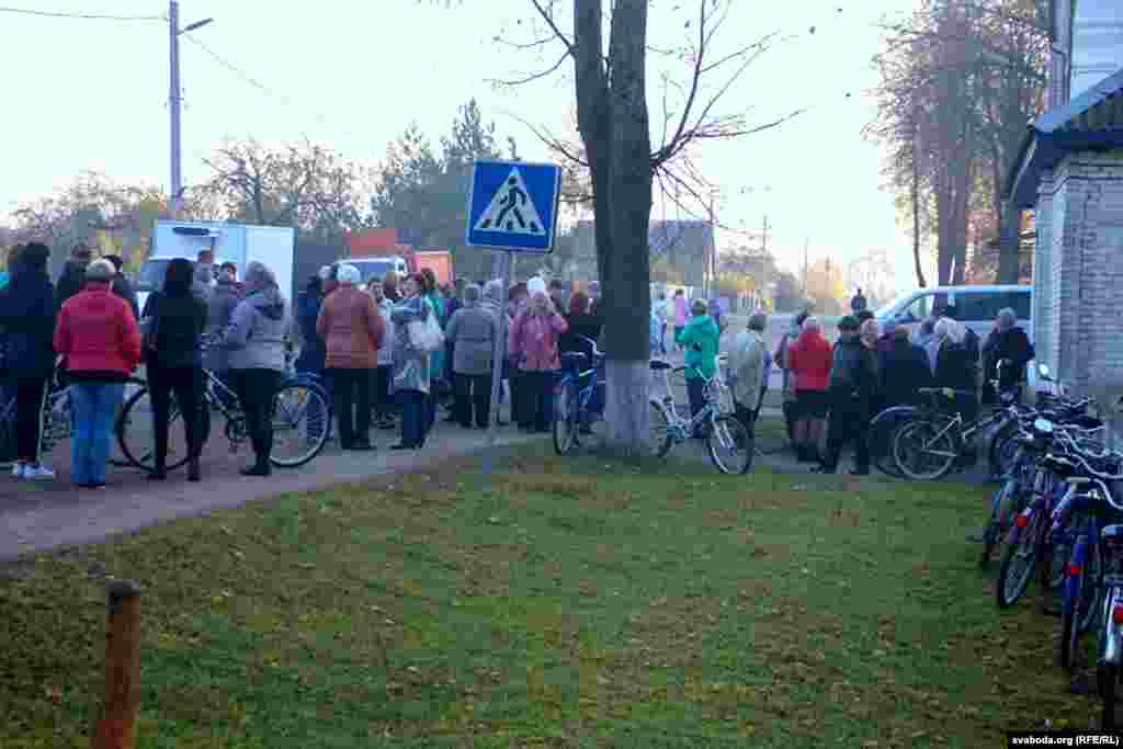 Стыхійны сход у пасёлку Багушэўск Сеньненскага раёну Віцебскай вобласьці супраць закрыцьця шпіталю. 19 кастрычніка.