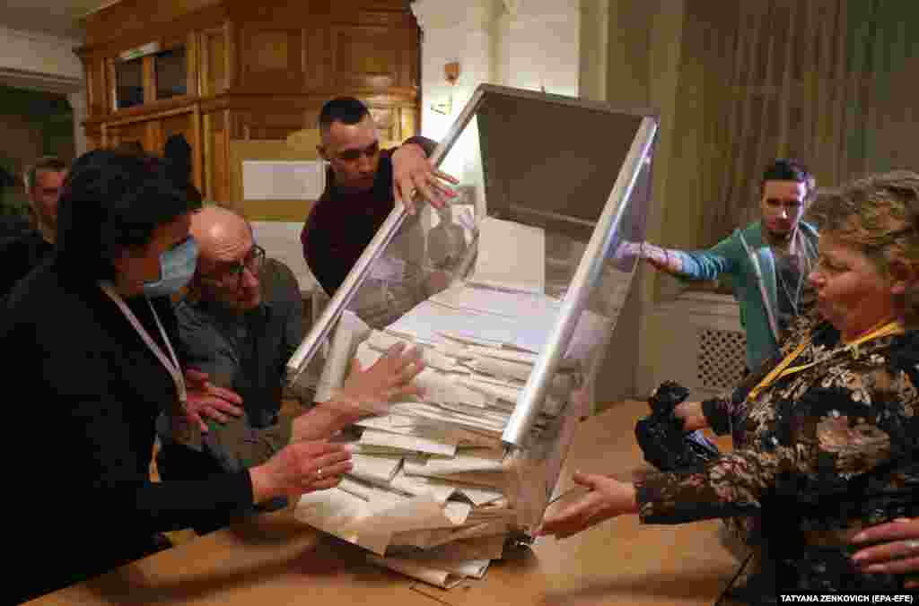 Members of the electoral commission open a ballot box in Kyiv, March 31, 2019. (EPA-EFE / Tatyana Zenkovich)