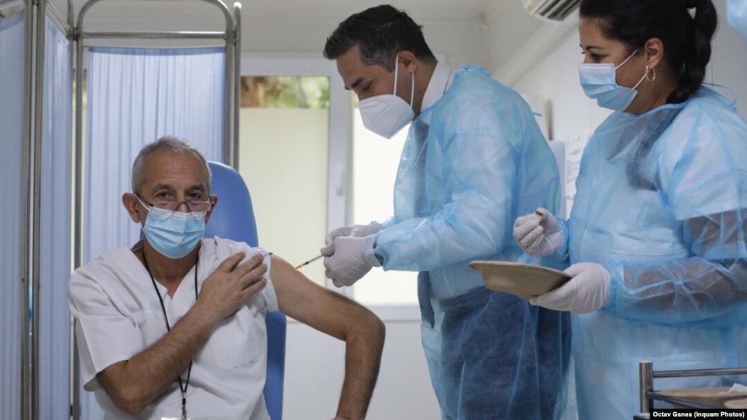 Valeriu Gheoghiță a vaccinat primul pacient cu doza a treia, dar printre primii beneficiari se numără și reprezentanți ai Guvernului. 