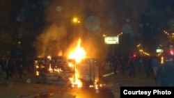 Сожженная машина в результате столкновений 1 марта 2008 г. 