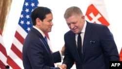 Державний секретар США Марко Рубіо та прем'єр-міністр Словаччини Роберт Фіцо тиснуть один одному руки після спільної прес-конференції в Братиславі, Словаччина, 15 лютого 2026 року.