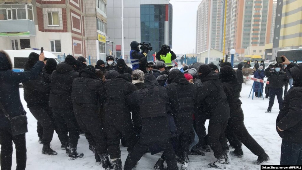 Полиция марқұм белсенді Дулат Ағаділді еске алуға келгендерді "кеттлингке" алған сәт. Нұр-Сұлтан, 28 ақпан 2021 жыл.