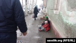 Begging on the streets of Andijon (file photo)