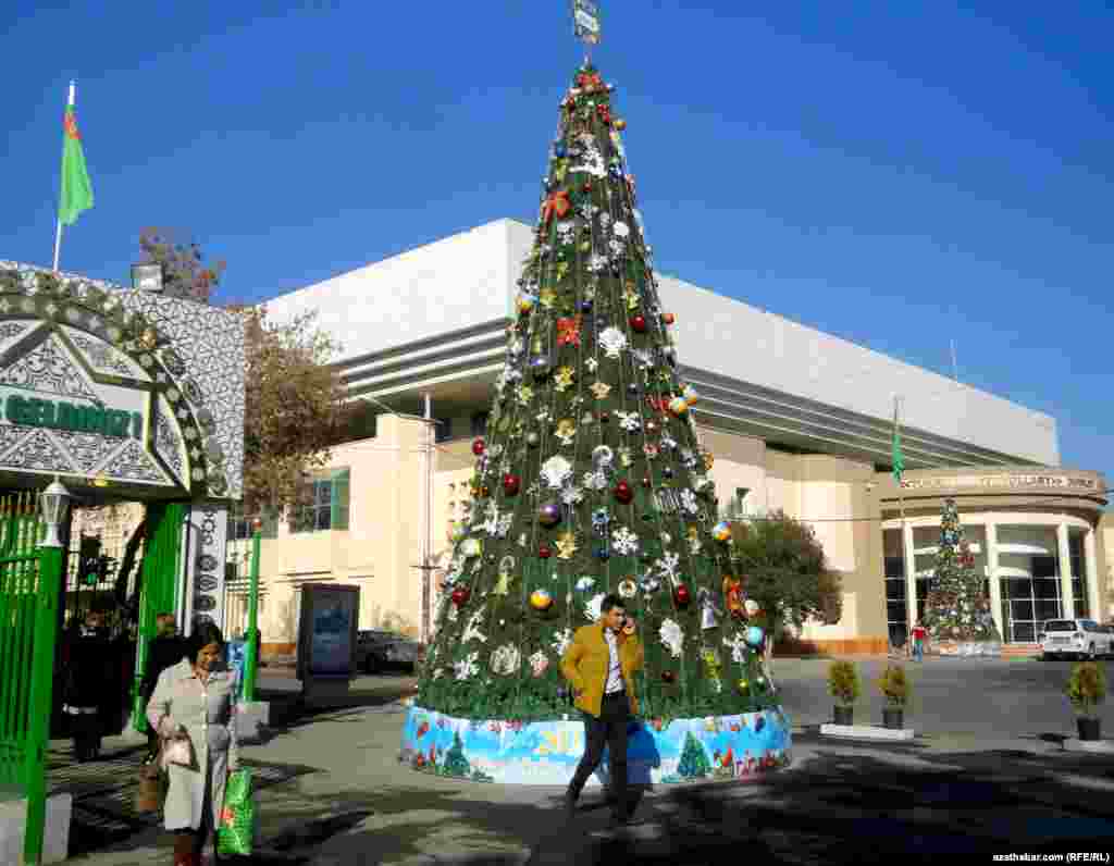 "Teke bazarynyň" girlegesiniň öňünde gurnalan arça