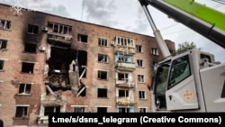 За даними ОВА, тіло літньої жінки виявили під завалами на місці удару російського БпЛА по пʼятиповерховому будинку в Конотопі