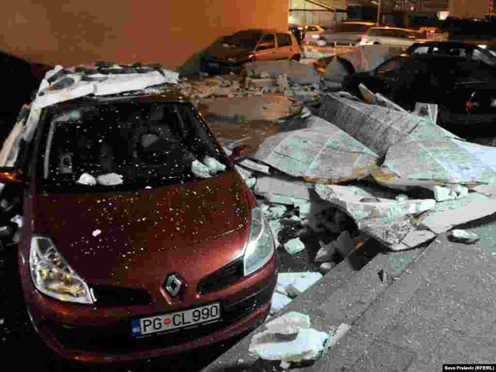 Crna Gora - Rušenje dijela fasade sa zgrade u Podgorici ispituje Ministarstvo održivog razvoja i turizma, 26.01.2012. Foto: RSE / Savo Prelević  