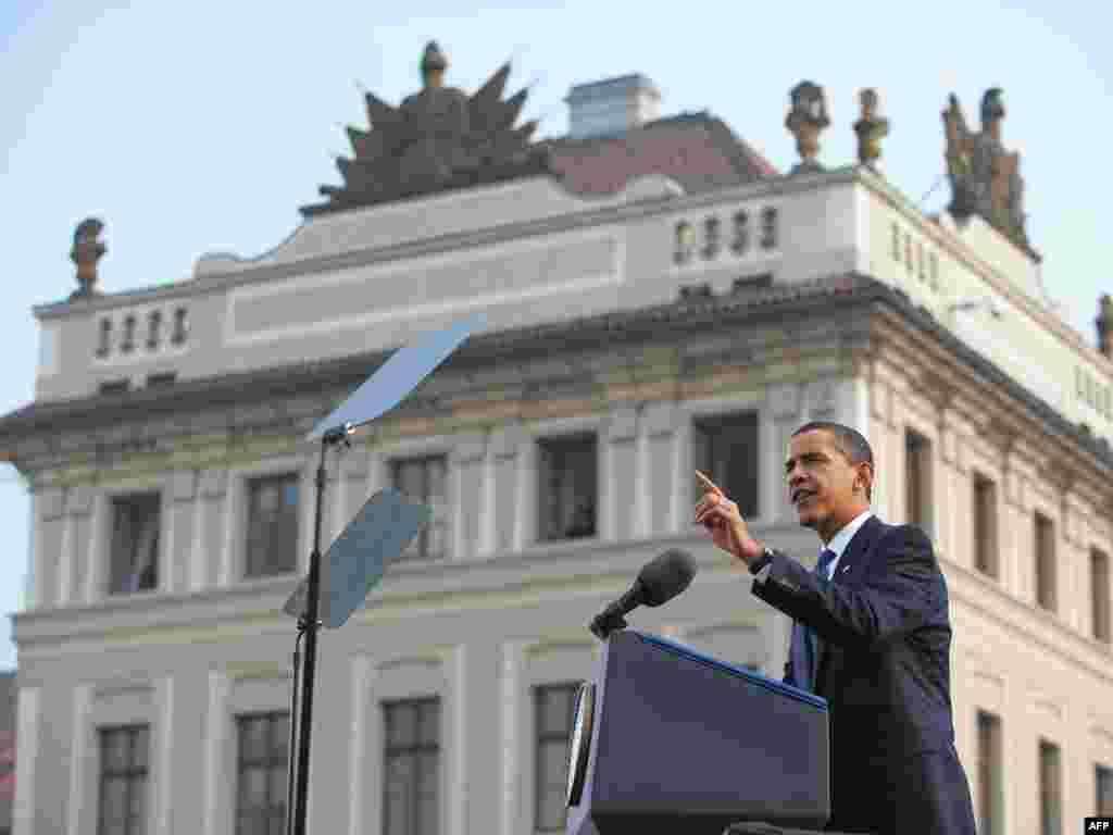 Barak Obama u obraćanju javnosti - Predsednik SAD Barak Obama se nešto posle 10 časova obratio javnosti koja se okupila u kompleksu praškog zamka, govoreći između ostalog o dugoročnim ciljevima kako da se svet oslobodi balasta nuklearnog naoružanja.