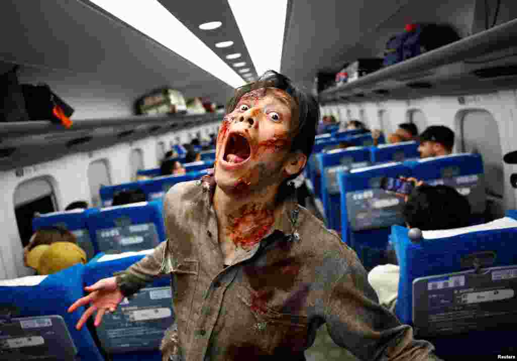 Japanac obučen kao zombi izvodi performans u vozu &quot;Zombie Shinkansen&quot; koji putuje za Osaku iz Tokija, inspirisan južnokorejskim filmom &quot;Train to Busan&quot; uoči Noći vještica, Japan, 19. oktobra.