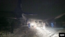 Иркутскда Ан-12 самолёти қулаган жойда олинган сурат.