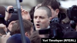 Оппозиционер Сергей Удальцов среди журналистов