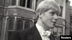 Boris Johnson ca președinte al Ligii Studenților de la Oxford, în iunie 1986, înaintea unui discurs al ministrei culturii din Grecia, Melina Mercouri, care cerea înapoierea statuilor Parthenonului.