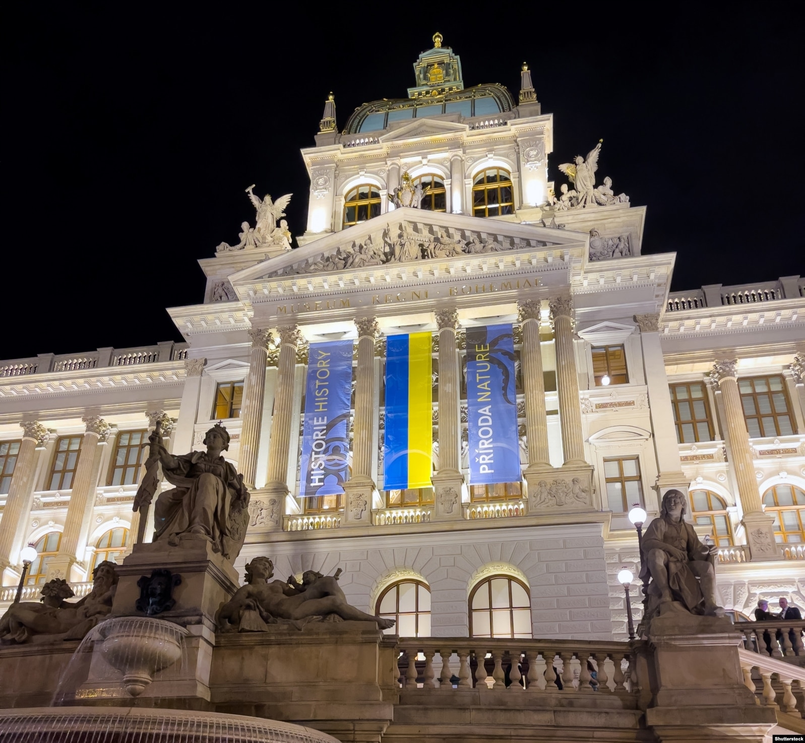 Украинското знаме, окачено на фасадата на Националния музей на Чехия през май 2023 г.