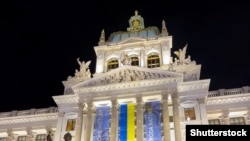 Будівля Національного музею Чехії із прапором України, Прага, травень 2023 року