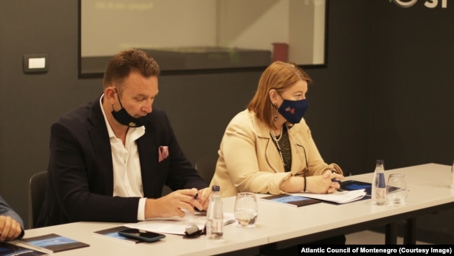 Predsjednik Atlantskog saveza u Crnoj Gori Savo Kentera i američka ambasadorka Džudi Rajsing Reinke tokom predstavljanja izvještaja u Podgorici 28. jula