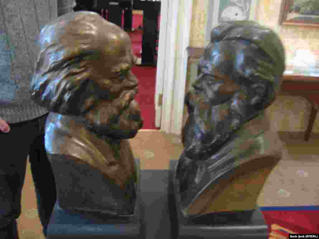 Romania, Karl Marx și Friedrich Engels. O iubire care ne-a marcat existențele. Unora, sângeros. 