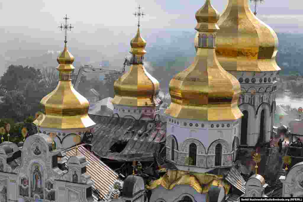 Покрівля Успенського собору Києво-Печерської лаври, де внаслідок влучання російського безпілотника зайнялася пожежа.Міноборони Росії розповсюдило твердження, що по даху собору влучила ракета від ЗРК Patriot, якими українська ППО збиває російські балістичні ракети. СБУ цю заяву спростувала.