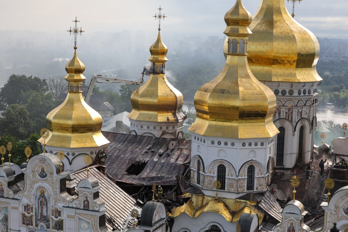Покрівля Успенського собору Києво-Печерської лаври, де внаслідок влучання російського безпілотника зайнялася пожежа.<br><br>Міноборони Росії розповсюдило твердження, що по даху собору влучила ракета від ЗРК Patriot, якими українська ППО збиває російські балістичні ракети. СБУ цю заяву <a href="https://www.radiosvoboda.org/a/news-sbu-lavra-rosiyskyi-dron/33781321.html" target="_self" class="wsw__a">спростувала</a>.