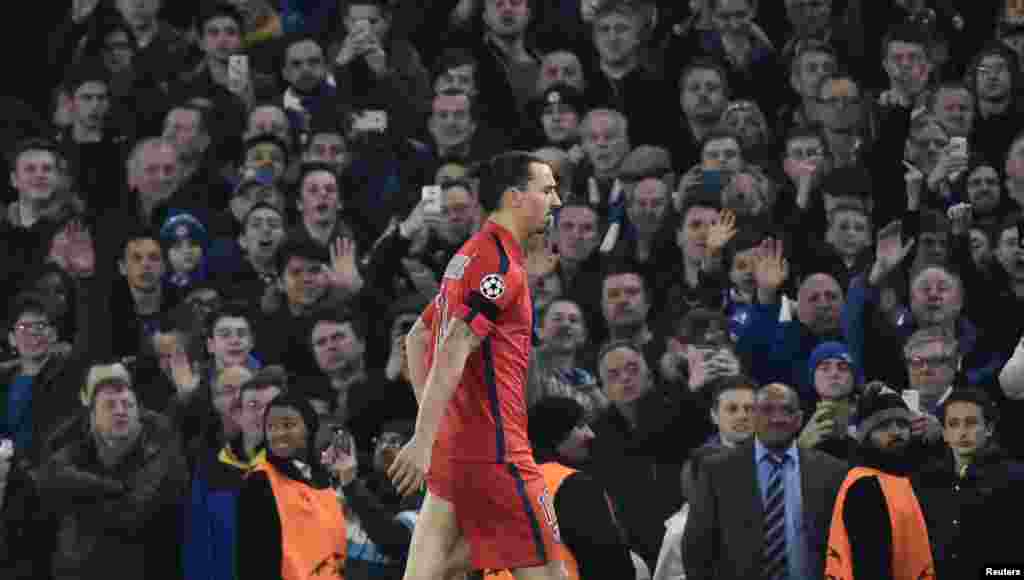 Zlatan Ibrahimovic meydanı tərk edir