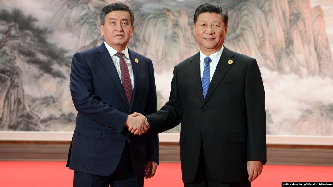 Then-Kyrgyz President Sooronbai Jeenbekov (left) and Chinese President Xi Jinping met on the sidelines of the Shanghai Cooperation Organization summit in Qingdao in June 2018.