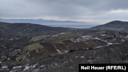 Вигляд із селища Давіт Беку на вірменській стороні нещодавно демаркованого кордону – на територію Азербайджану з іншого боку