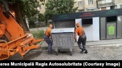 Noua lege va obliga primăriile să organizeze colectarea separată a deșeurilor în cel puțin trei fracții: reciclabile, deșeuri amestecate și sticlă.