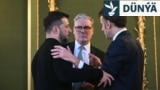 Ukrainanyň prezidenti Wolodymyr Zelenski, Britaniýanyň premýer-ministri Keir Starmer we Fransiýanyň prezidenti Emmanuel Makron 2-nji martda Londondaky sammitiň çäginde gürleşýärler.