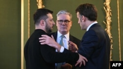 Presidenti ukrainas, Volodymyr Zelensky, kryeministri britanik, Keir Starmer dhe presidenti francez, Emmanuel Macron. Londër, 2 mars 2025. 