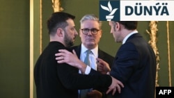 Ukrainanyň prezidenti Wolodymyr Zelenski, Britaniýanyň premýer-ministri Keir Starmer we Fransiýanyň prezidenti Emmanuel Makron 2-nji martda Londondaky sammitiň çäginde gürleşýärler.