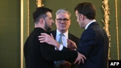 Volodimir Zelenski, Kir Starmer və Emmanuel Makron London sammitində.