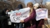 Женщины держат плакаты, призывающие не считать активистов экстремистами, во время митинга в Алматы 28 февраля 2021 года
