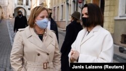 Ambasadoarea americană, Julie Fisher (stânga), întâlnindu-se cu Svetlana Țikhanovskaia în Vilnius. 21 aprilie 2021