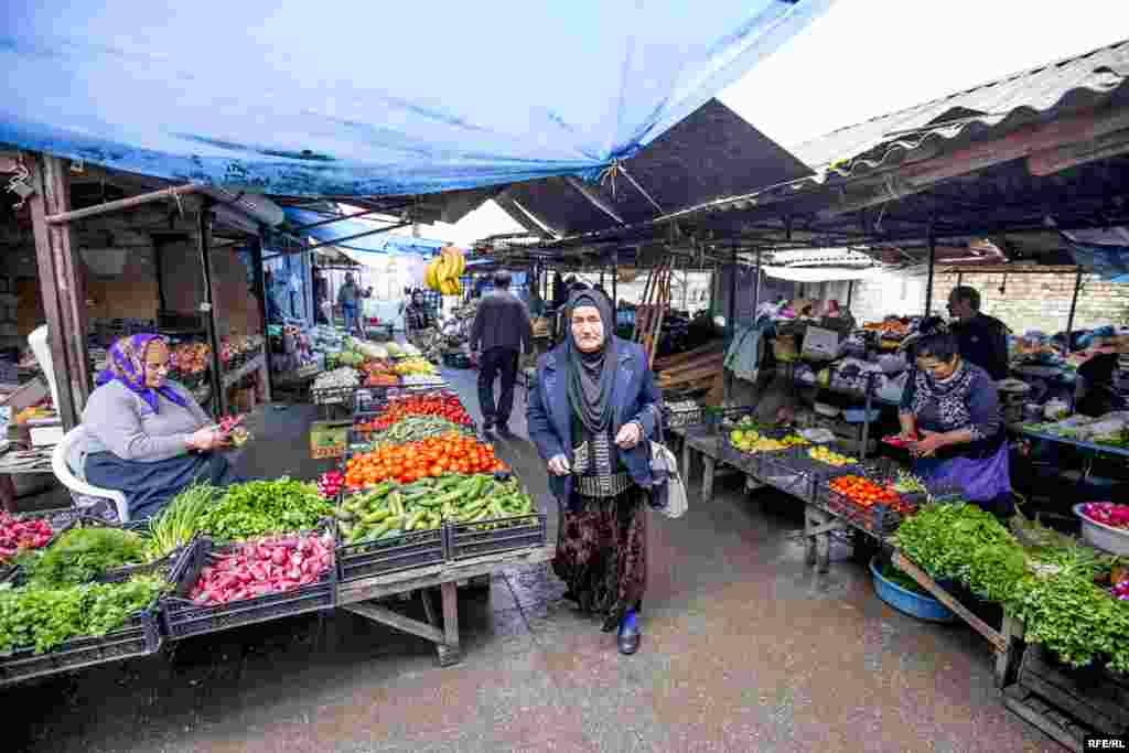 Astaranın &ldquo;Ləvəngi&rdquo; adlanan bazarı. Yerli sakinlərin dediyinə görə əvvəllər burda ləvəngi satılıb və getdikcə bu ərazi bazara çevrilib. &nbsp;