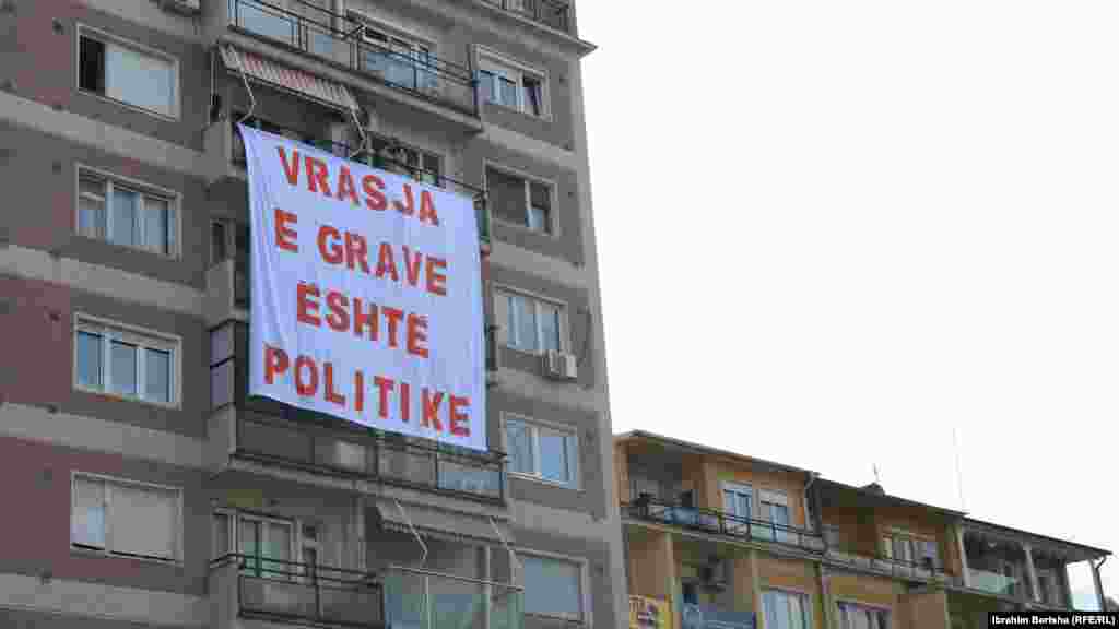 &quot;Vrasja e grave është politike&quot;, shkruan në këtë pano të vendosur në një ndërtesë në Prishtinë. Në Kosovë, vitet e fundit është rritur numri i rasteve të dhunës ndaj grave, ku disa raste kanë përfunduar me fatalitet.&nbsp;