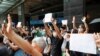 Hong Kong: ca să nu cadă sub incidența legii securității naționale, protestatarii țin foi albe de hîrtie, 3 iulie 2020. 