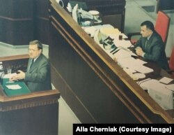 Володимир Черняк виступає з трибуни Верховної Ради