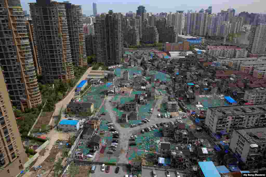 Стари куќи во &bdquo;клинец&ldquo; маало во Шангај, Кина. Овде десетици луѓе одбиваат да ги напуштат своите домови скоро 16 години. Фотографирано на 8 април, 2016 година. &nbsp;
