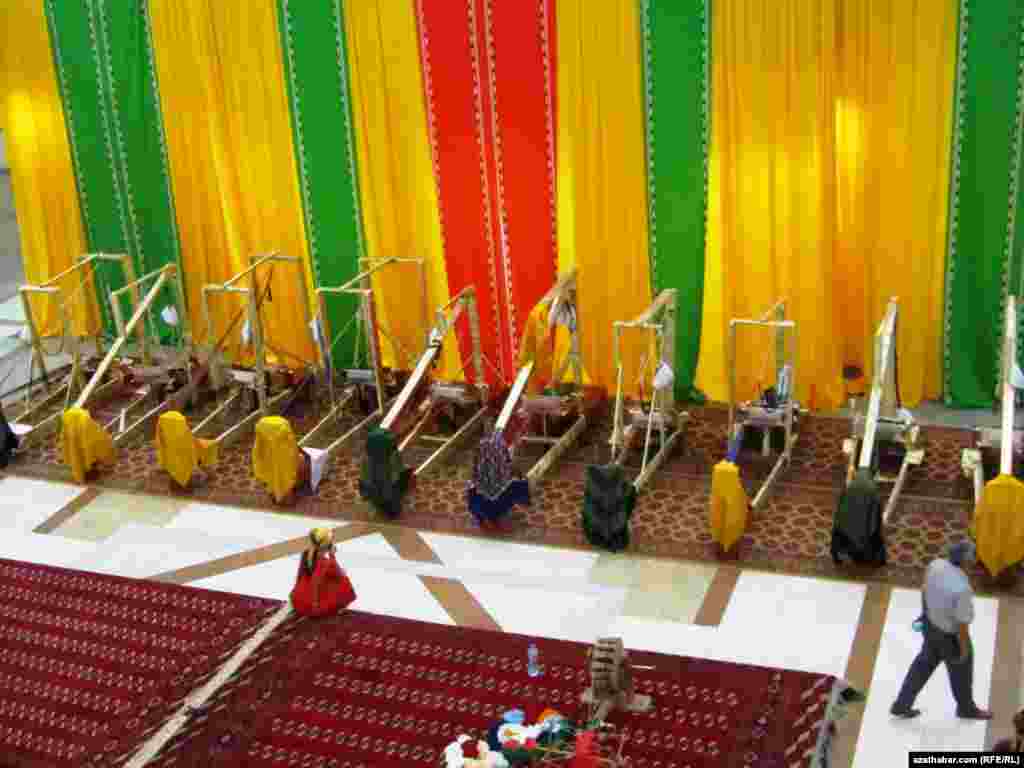 3-nji iýunda Aşgabatda “Türkmenistanyň dokma senagatynyň Garaşsyzlyk ýyllarynda ýeten sepgitleri we geljegi” atly dokma önümleriniň halkara sergisi açyldy. 