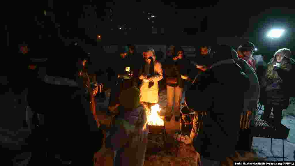 Stanovnici se griju uz vatru.Uprkos ovakvim prazničnim scenama, stvarnost s kojom se suočavaju stanovnici Kijeva je surova – cijevi pucaju zbog smrzavanja vode, a temperature unutar stanova padaju ispod nule.