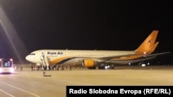 Луѓе од Авганистан пристигнуваа на аеродромот во Скопје