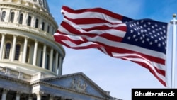 تصویر آرشیف: بیرق ایالات متحده در مقابل ساختمان کانگرس در واشنگتن 