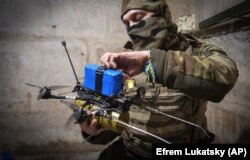 Украинский военный 71-й бригады готовит беспилотник FPV на передовой