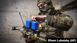 Український військовий 71-ї бригади готує безпілотник FPV на передовій, поблизу Авдіївки, Донеччина, 22 березня 2024 року 