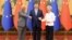 Președintele Chinei, Xi Jinping (c), s-a întâlnit la Beijing cu președinta Comisiei Europene, Ursula von der Leyen (d), și cu președintele Consiliului European, António Costa (s).