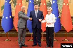 Си Цзиньпин с высшими чиновниками ЕС Антониу Коштой и Урсулой фон дер Ляйен в ходе их визита в Пекин в июле 2025 года