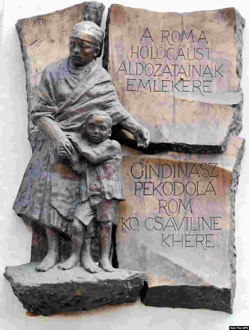 A roma holokauszt áldozatainak emlékműve Zalaegerszegen. Farkas Ferenc alkotása a vasútállomás homlokzatán látható