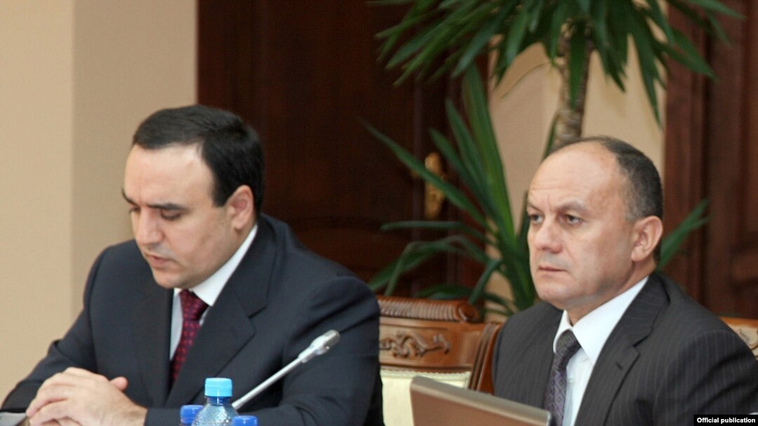 Armenian Defense Minister Seyran Ohanian (right) with National Security Council Secretary Artur Baghdasarian at a meeting of a government commission on defense on August 10.