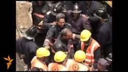 Рятувальники дістають людей з-під завалів будинку в Мумбаї
